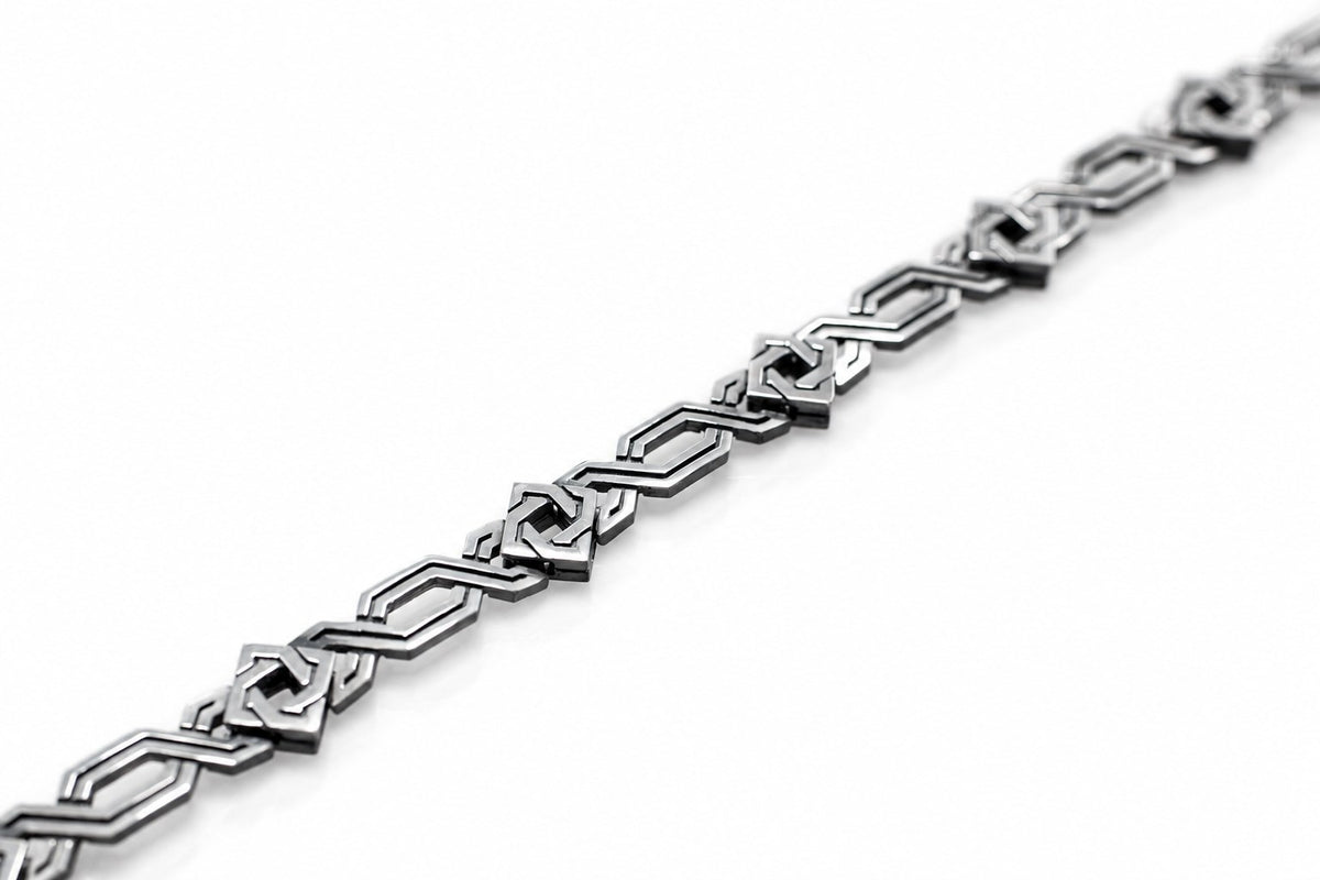 Close-up of the interlaced links, oxidized lines and polished silver
