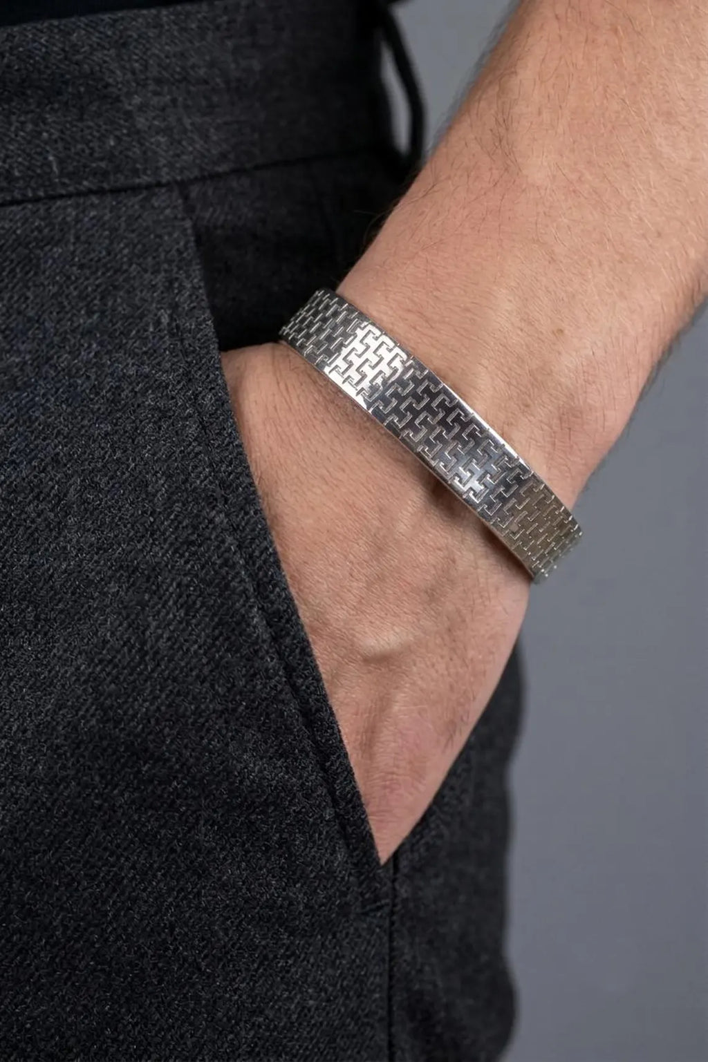 Woven link bracelet in rhodium-plated sterling silver worn on the wrist